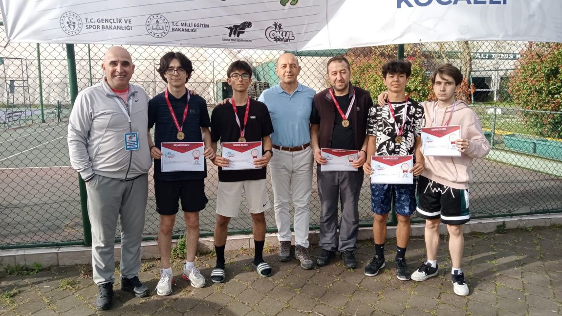 Okul Tenis Takımımız Mayis Ayında Yapılacak Türkiye Finallerine Gitmeye Hak Kazandı